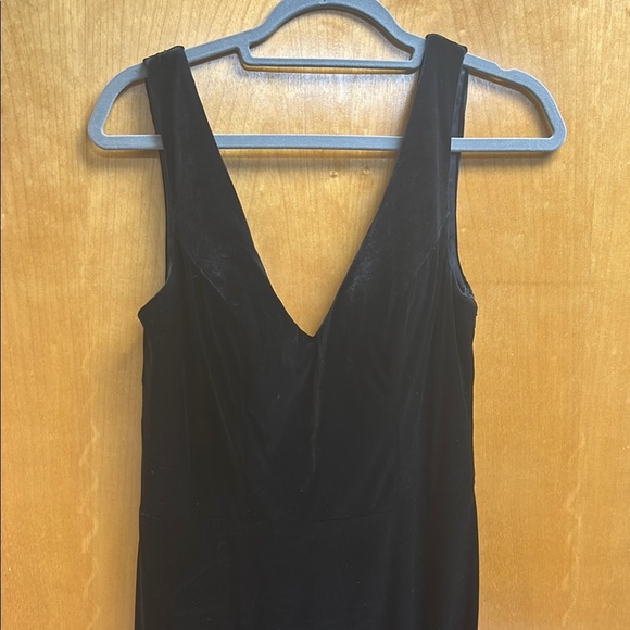 Elegant Black Sleeveless Dress - Picture 4 of 6